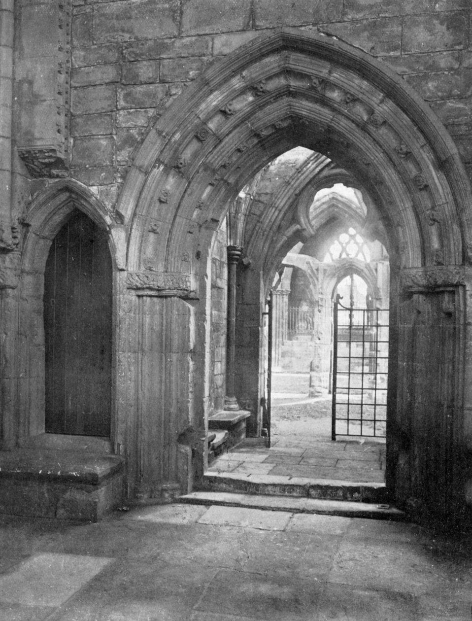 Veranda til kapittelhuset, Elgin Cathedral, Skottland, 1924-1926 av Valentine and Sons Ltd