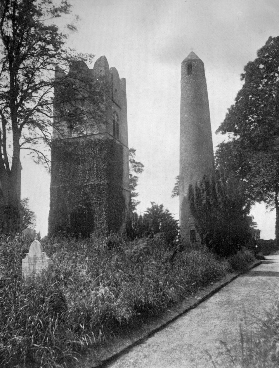 The Round Tower of Swords, Dublin, Irland, fra øst, 1924-1926. av Valentine and Sons Ltd
