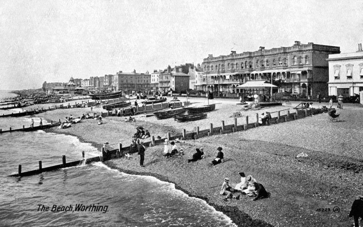 Stranden ved Worthing, West Sussex, 1917. av Valentine and Sons Publishing Co
