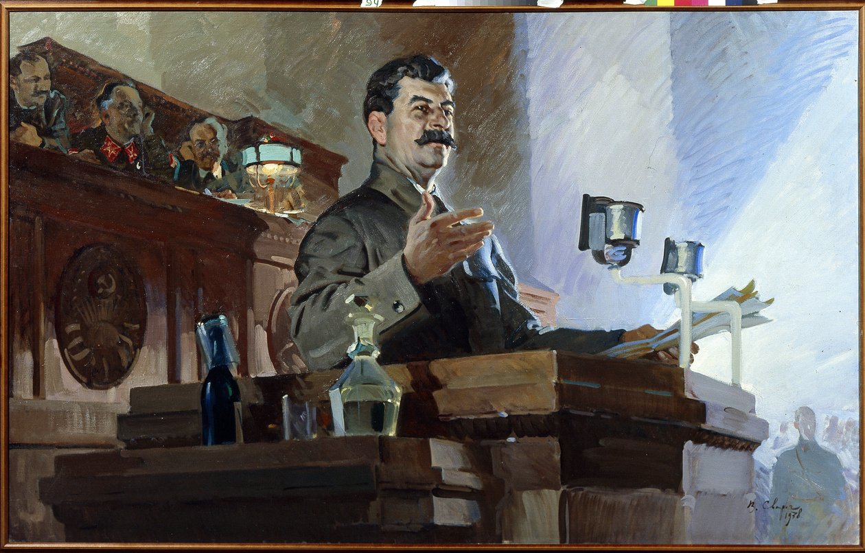 Joseph Stalin (Stalin) (Joseph Vissarionovich Djougachvili dit) (1879-1953) redefinerer den sovjetiske grunnloven (Stalin-konstitusjonen) under den 8. ekstraordinære sovjetkongressen 5. desember 1936. Vi ser Vyacheslav Molotov (1890-1986) på dr. av Vasily Semyonovich Svarog