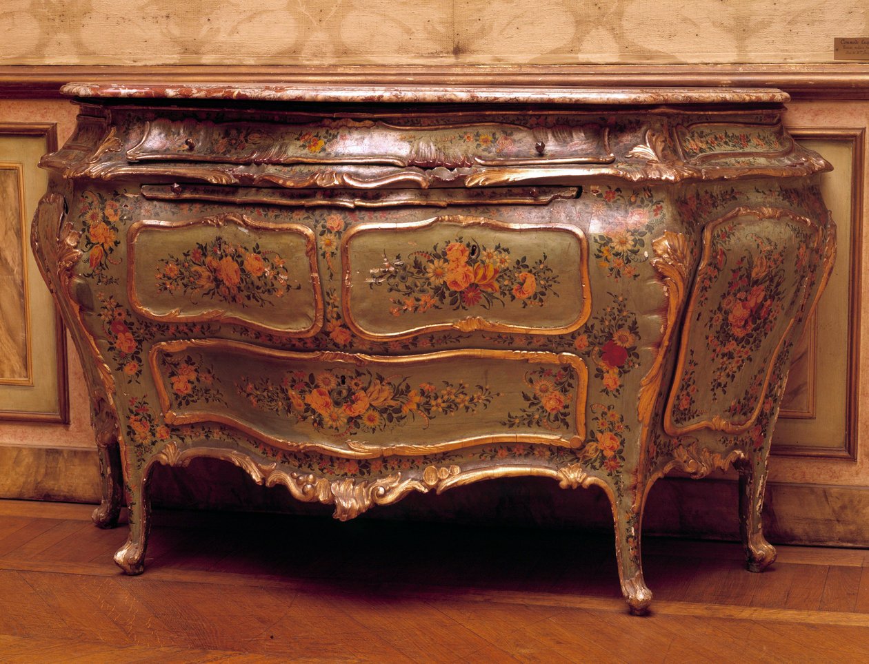 Møbler: lakkert og malt kommode fra 1700-tallet. Produksjon av Venezia. Museum for dekorativ kunst, Paris av Venetian School