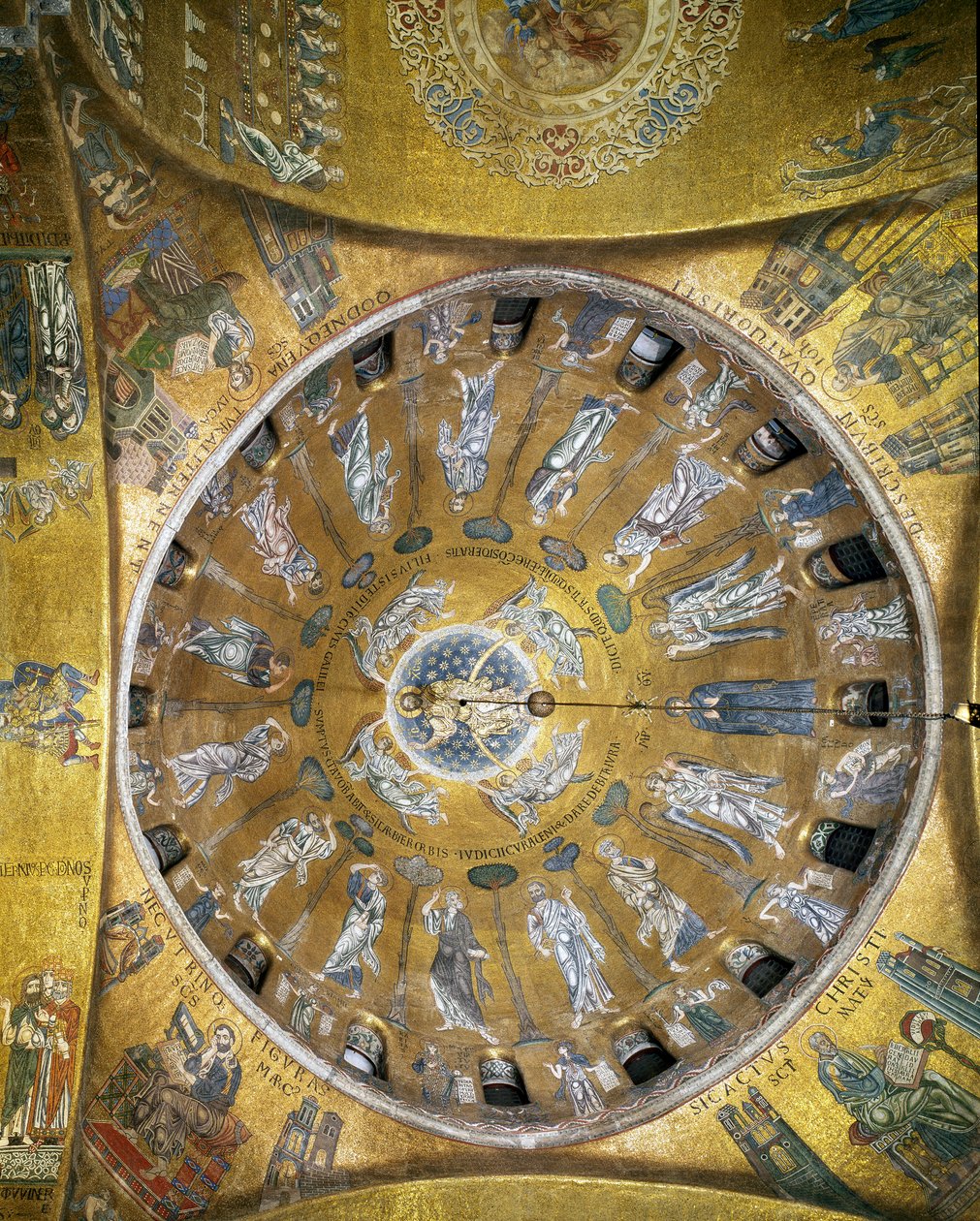 Utsikt over kuppelen med mosaikker på gylden bakgrunn (romansk og bysantinsk stil) som illustrerer Kristi himmelfart. I anhengene, de fire evangelistene. Saint Mark og Saint Mathieu ble gjort om i 1843-1864. Begynnelsen av 1200-tallet. Basilica San Marco av Veneto Byzantine School