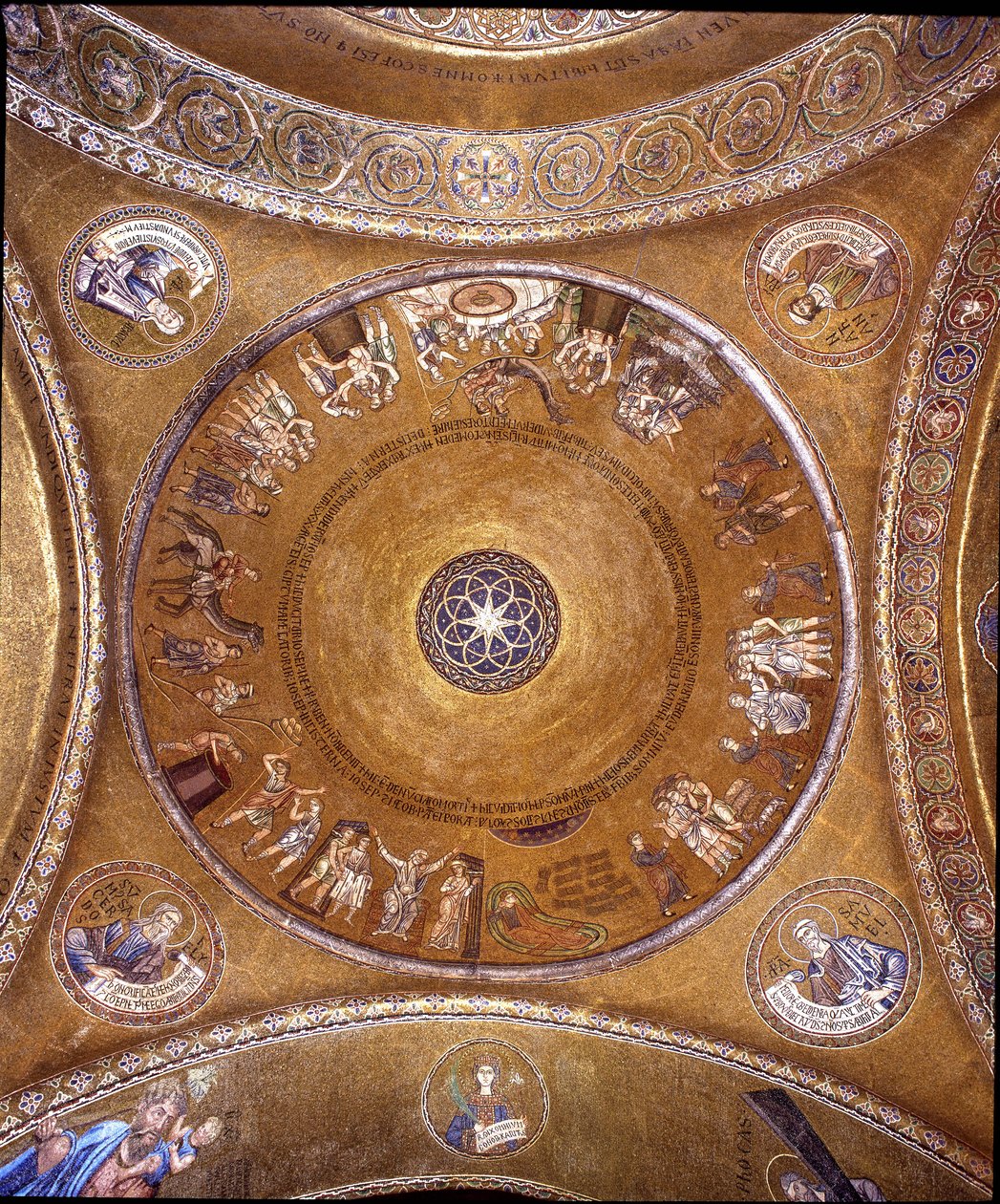Utsikt over kuppelen med mosaikk på gylden bakgrunn av Veneto Byzantine School