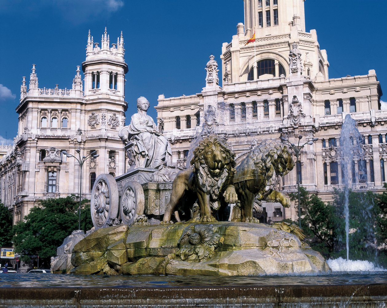 Cybele-fontene som representerer gudinnen Cybele i en vogn trukket av to løver, bygget i 1782 av Ventura Rodriguez (1717-1785) bak, utsikt over Palais des Communications, Plaza de Cibeles, Madrid (bilde) av Ventura Rodríguez
