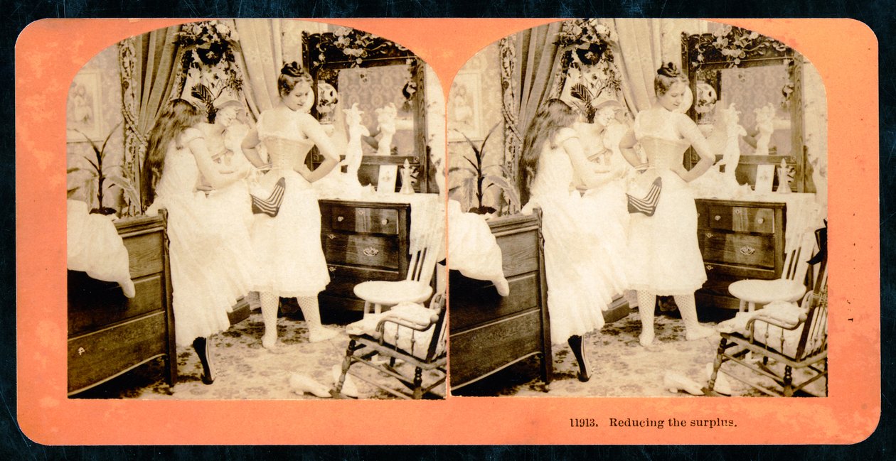 'Reducing the Surplus', stereoskopisk kort som viser en ung kvinne som snøres inn i et korsett, ca. 1900 (sepia-bilde) (se også 473248) av Vermont, USA H.C. White Company
