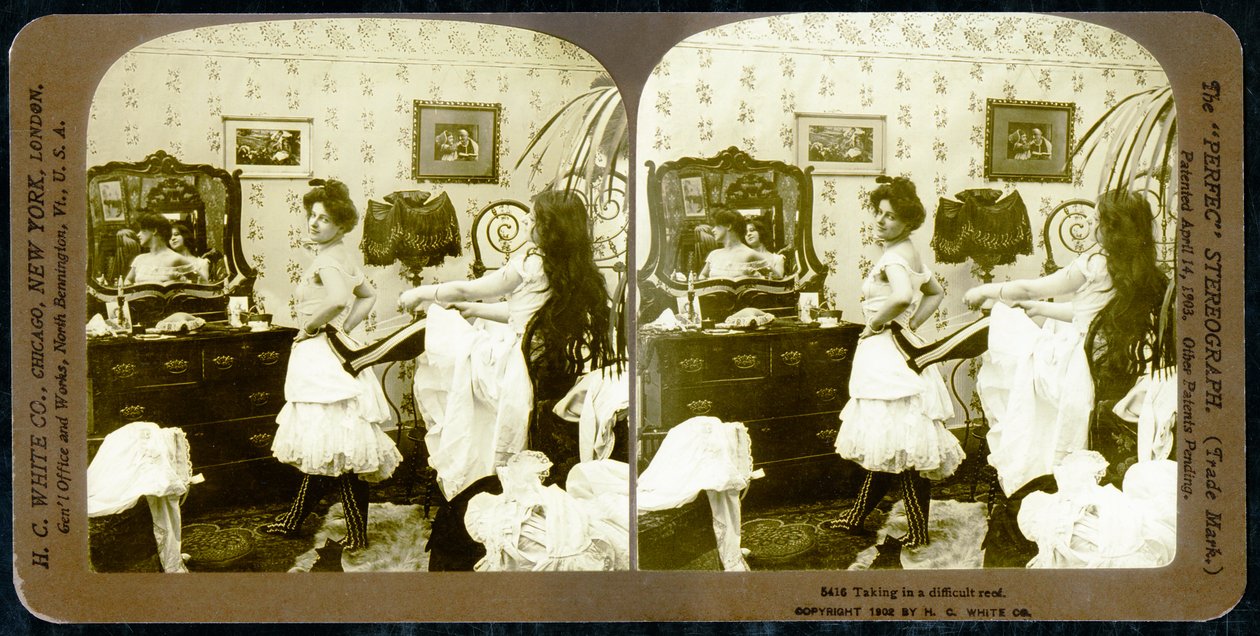 Stereoskopisk kort som viser en kvinne som snøres inn i et korsett, ca. 1900 (sepia-bilde) (se også 473244) av Vermont, USA H.C. White Company