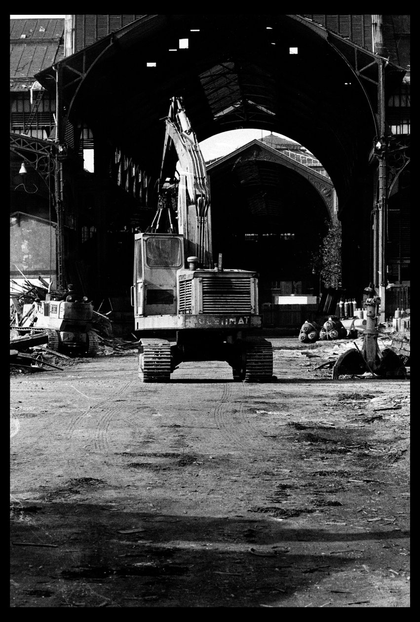 Riving av det sentrale markedet i Paris, i august 1971 (s/hv-bilde) av Victor Baltard