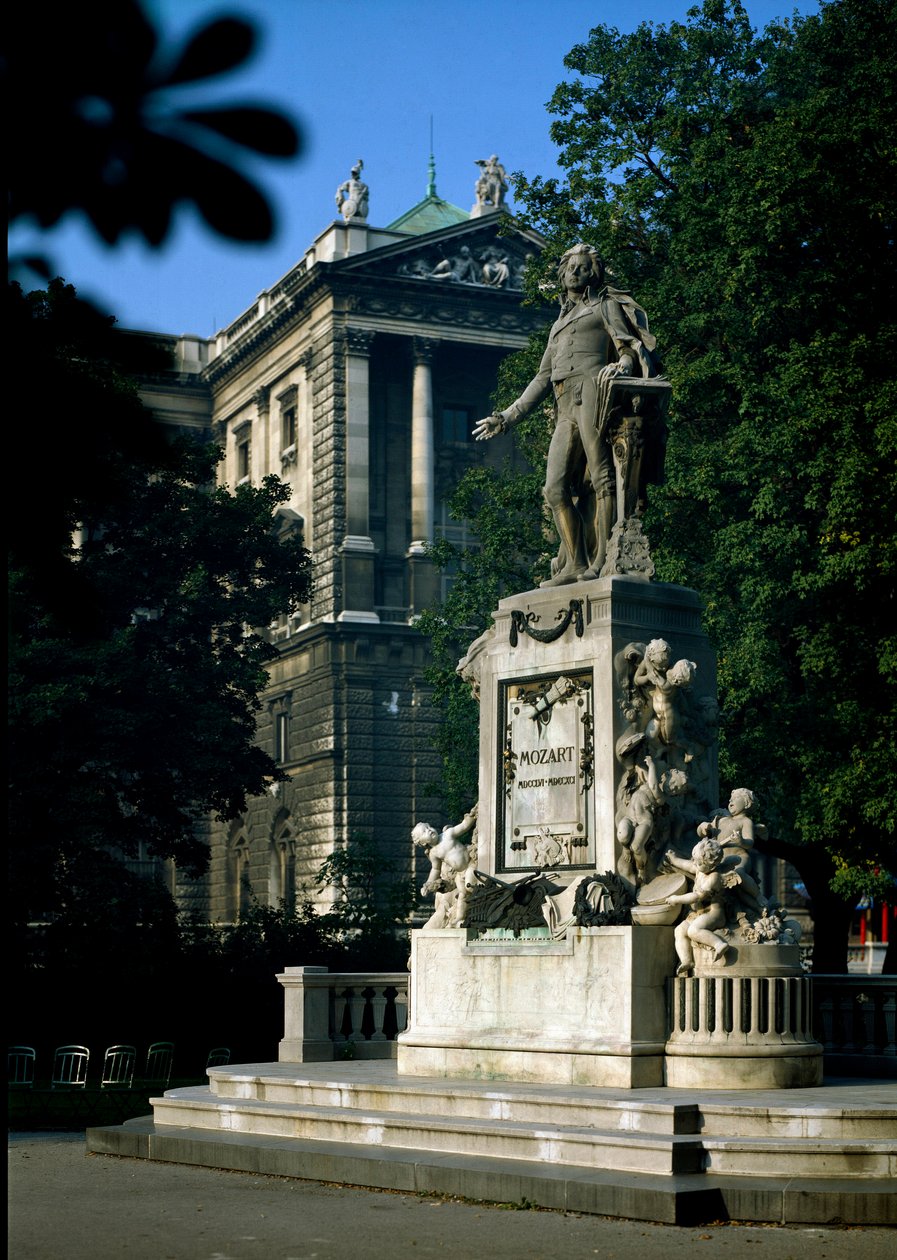 Monument til hyllest til den østerrikske komponisten Wolfgang Amadeus Mozart (1756-1791). Skulptur av Victor Tilgner (1844-1896) 1896. Wien, Burggarten, Østerrike av Victor Tilgner