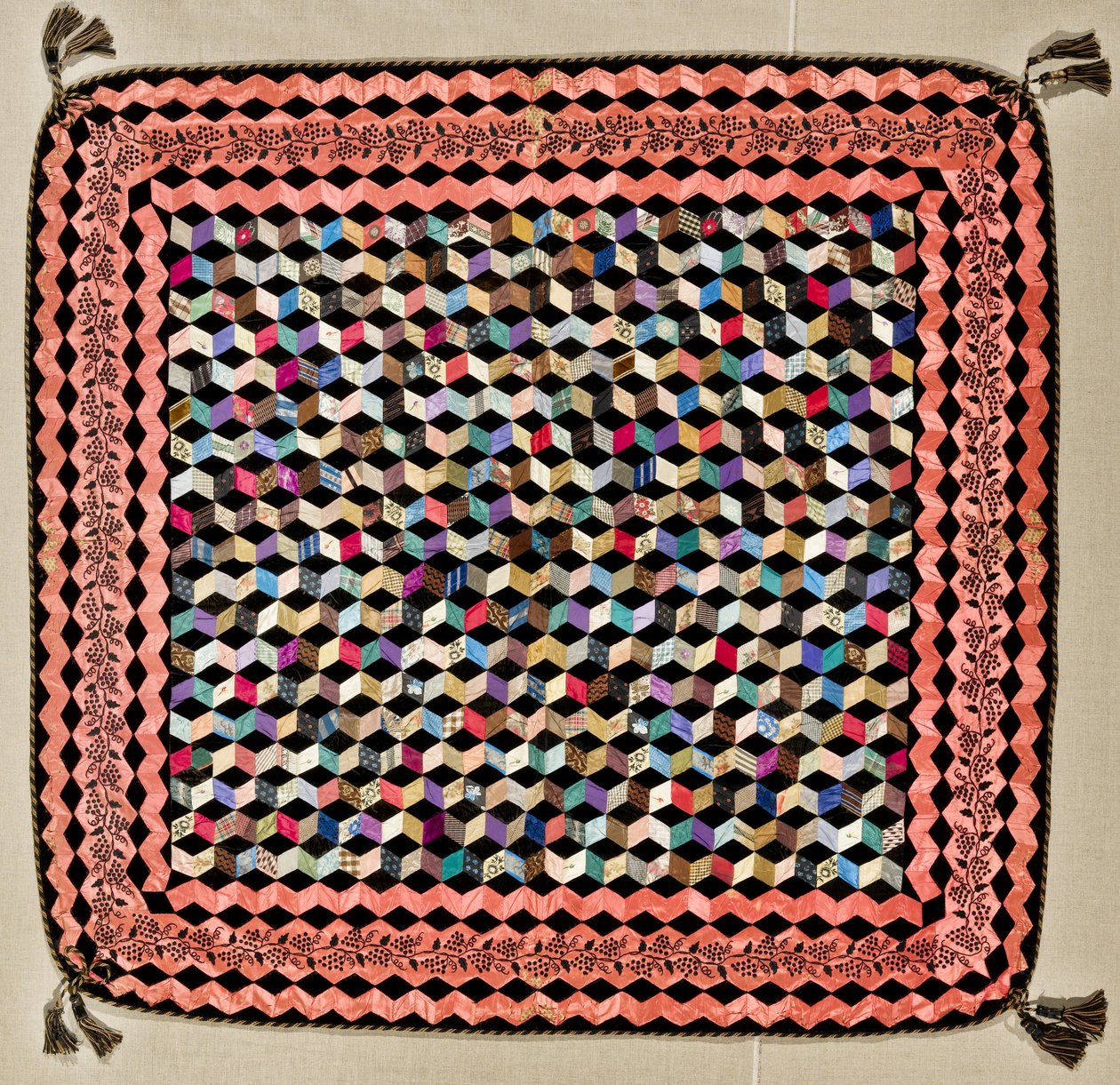 Tumbling Blocks Quilt, ca. 1865-70 (silke, fløyel og tre) av Victoria Royall Broadhead