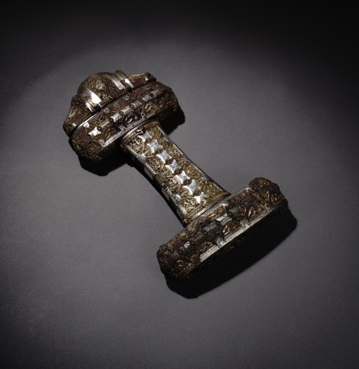 Sverdfeste, fra Eigg, Skottland (bronse, sølv, forgylt og niello) av Viking