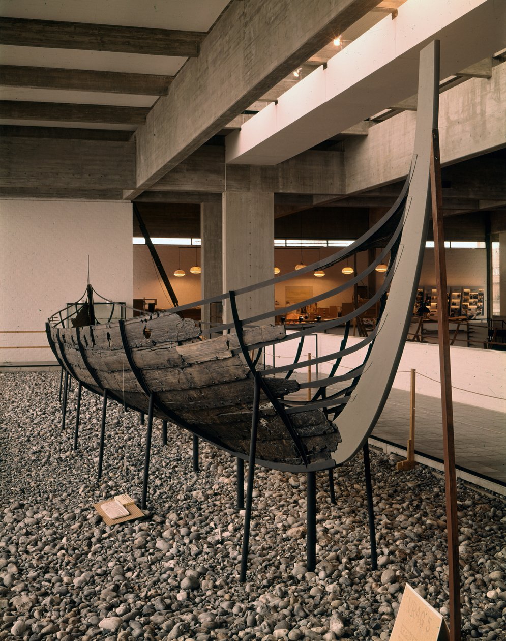 Viking ship (drakkar or Langskip) found in the Roskilde fjord, Denmark, c.1030 (oak, pine, ash & alder) av Viking