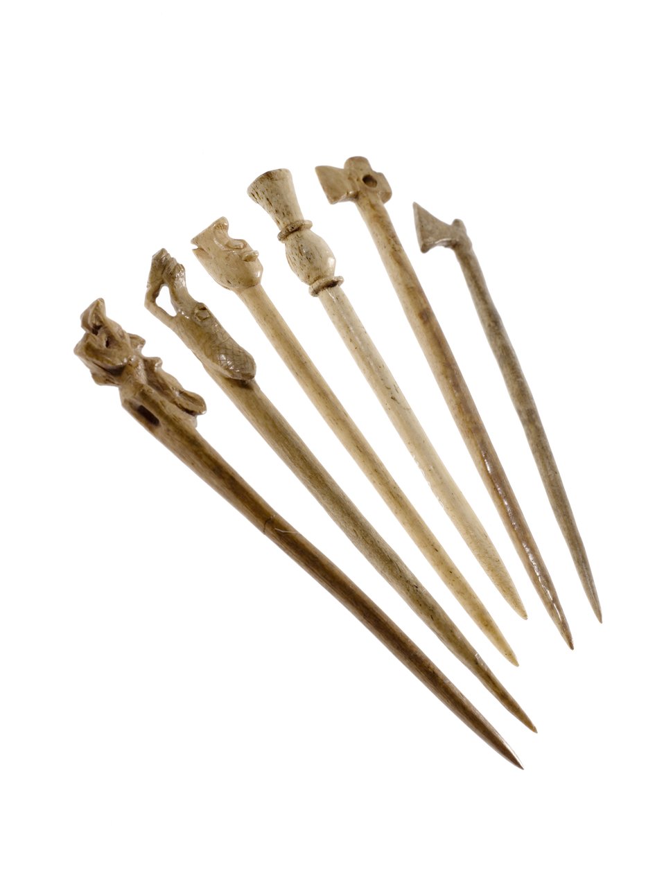 Kjole med dyrehoder eller hårnåler, fra Jarlshof, Shetland, 850-1100 e.Kr. (bein) av Viking Viking