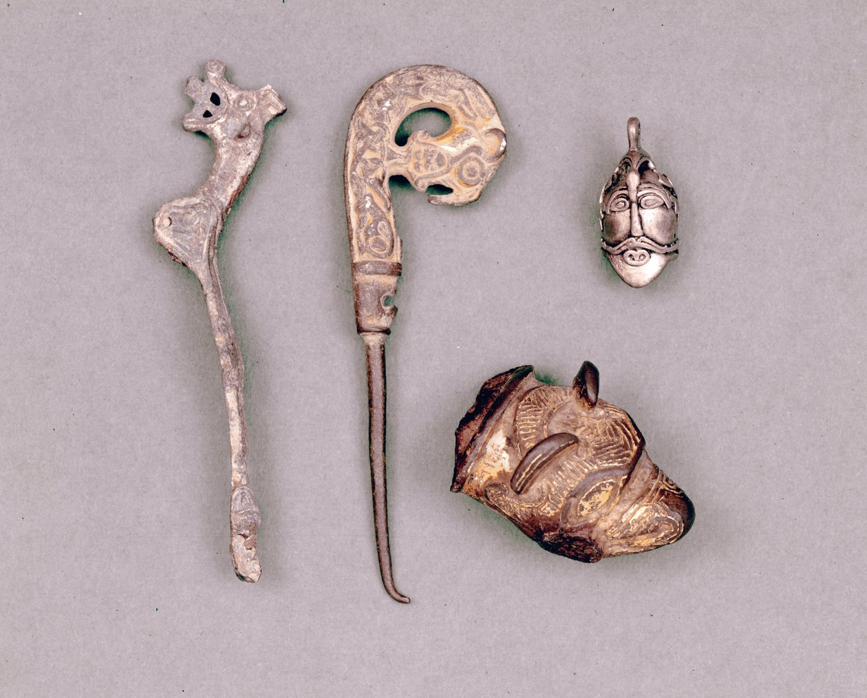 Ulike apparater og vikingjuveler, øverst til høyre, en representasjon av guddommen Odin. Stockholm, Historiska Museet av Viking Viking
