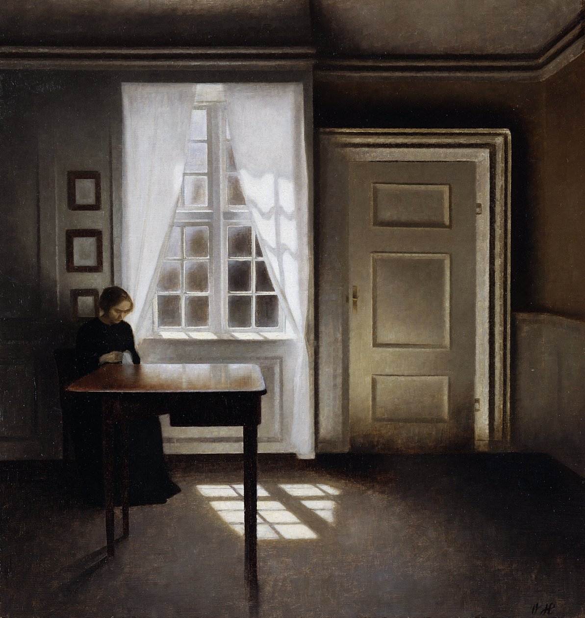 En kvinne som syr i et interiør av Vilhelm Hammershoi