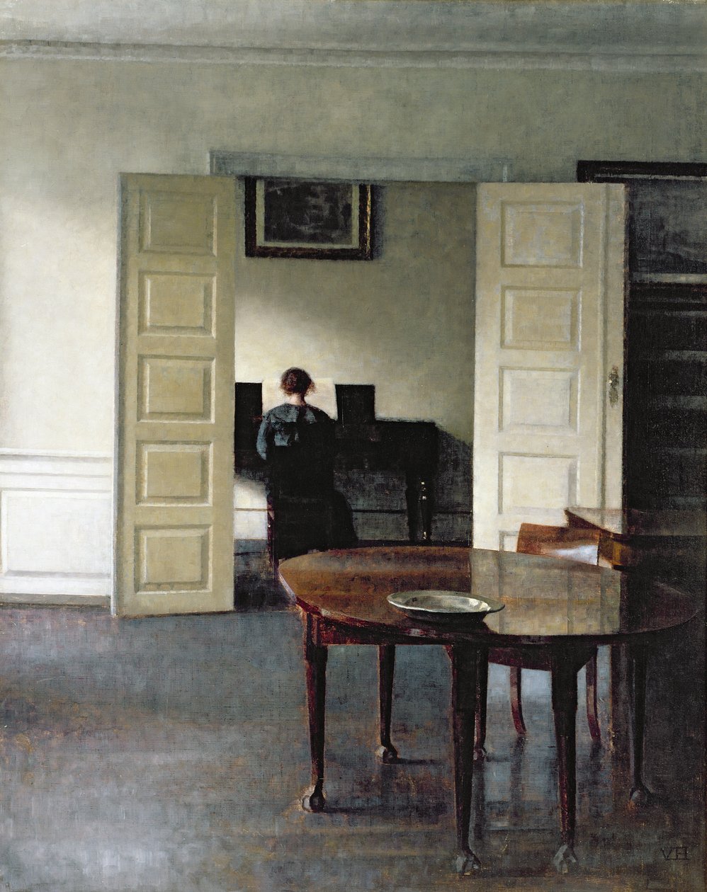 Et interiør med en kvinne som spiller piano, 1910 av Vilhelm Hammershoi