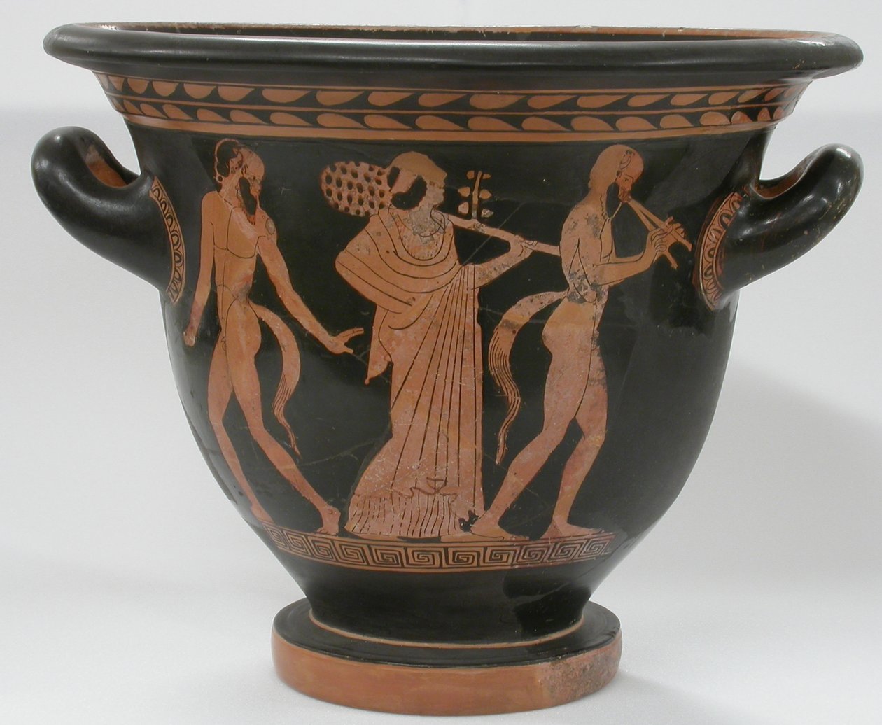 Rødfigur Bell Krater, som skildrer forskjellige scener relatert til Dionysis, ca. 470-440 f.Kr. (keramikk) av Villa Giulia Painter