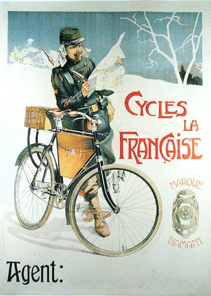 Soldat med sykkelen leser et kart, plakat som reklamerer for syklusene 