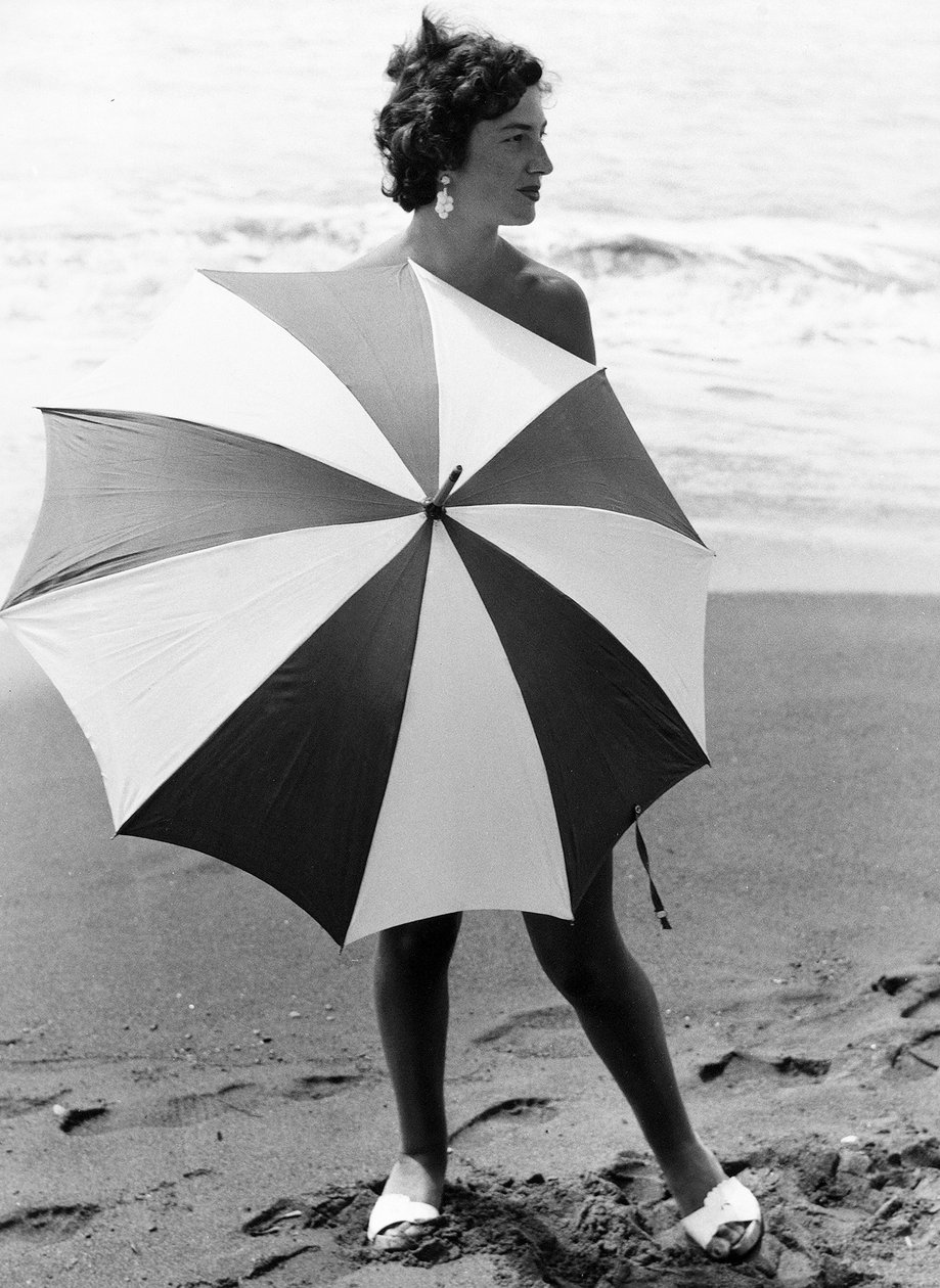 Kvinne med paraply på stranden, ca. 1960 (s/h-foto) av Vincenzo Balocchi