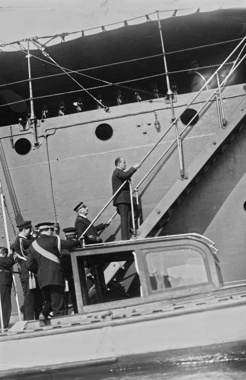 Album "Duce": Benito Mussolini i sivile klær på stigen til Real Ferruccio-skipet i havnen i Gaeta (s/hv-bilde) av Vincenzo Pignatiello