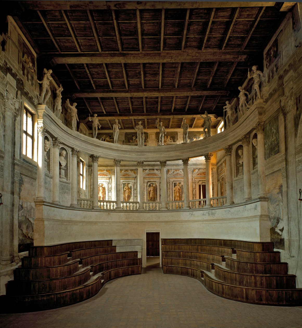 Renessansearkitektur: utsikt over det olympiske teateret (teatro olimpico) designet av arkitekten Vincenzo Scamozzi (1552-1616) 1588-1590 Sabbioneta, Italia av Vincenzo Scamozzi