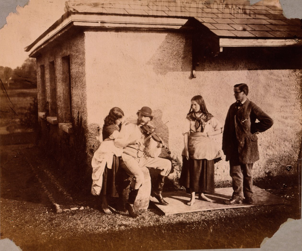 Barn lytter til en mann som spiller fele, ca. 1859-61 av Viscountess Hawarden