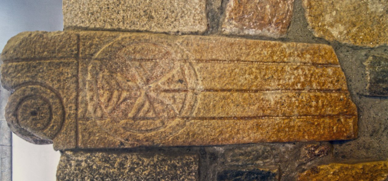Visigotiske utskjæringer i kapellet i São Pedro de Balsemão, Sé, Lamego, Portugal ca. 599 (granitt) av Visigothic