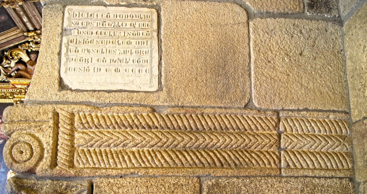 Visigotiske utskjæringer i kapellet i São Pedro de Balsemão, Sé, Lamego, Portugal ca. 599 (granitt) av Visigothic