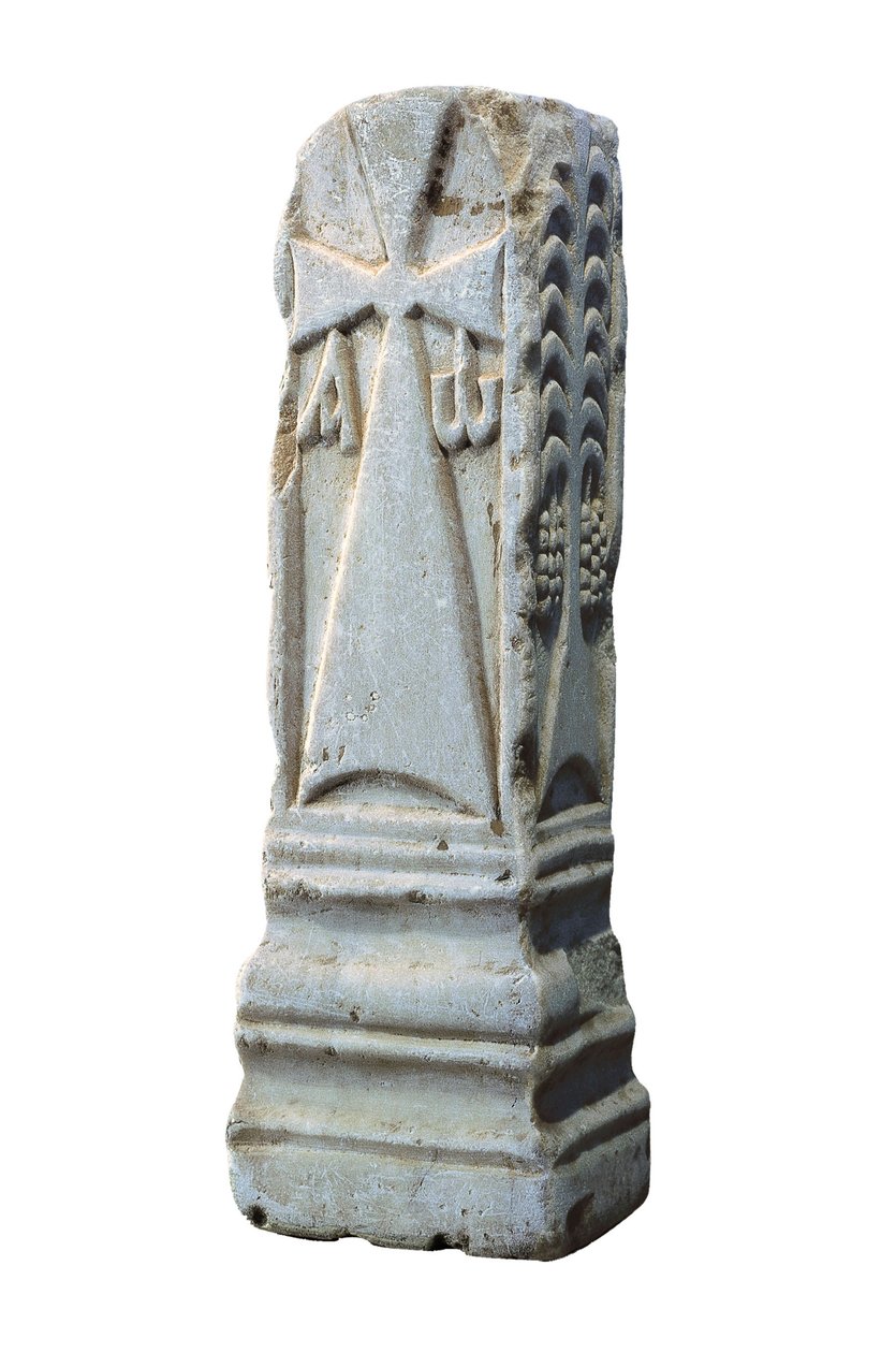 Alterstein som viser de kristne symbolene på chrism, alfa og omega, 7. århundre (stein) av Visigothic