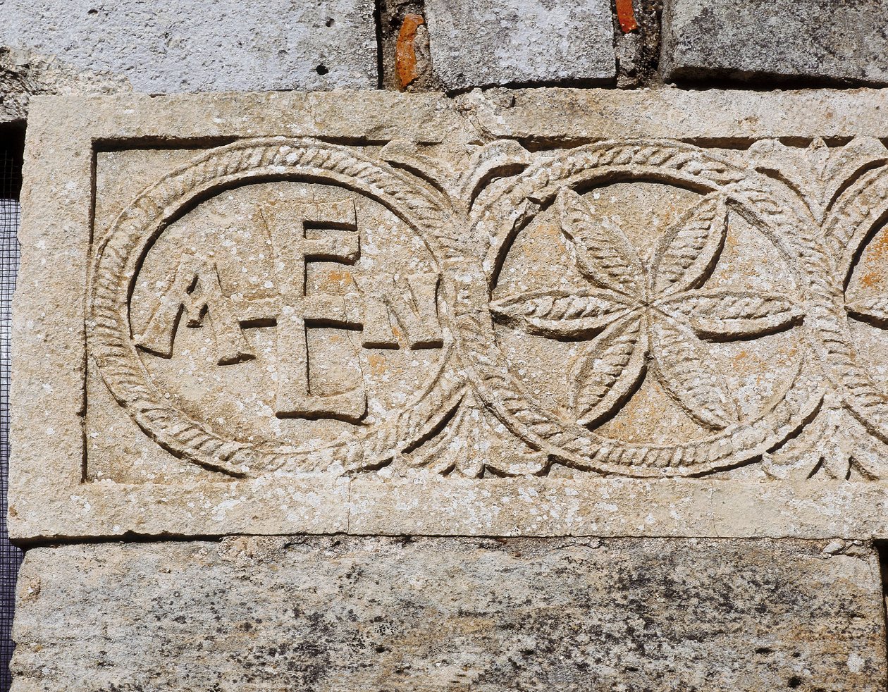 Detalj av den vestlige fasaden til kirken Santa Maria de Lara, Quintanilla de las Vinas, Spania, 700-tallet e.Kr. (steinrelieff) av Visigothic