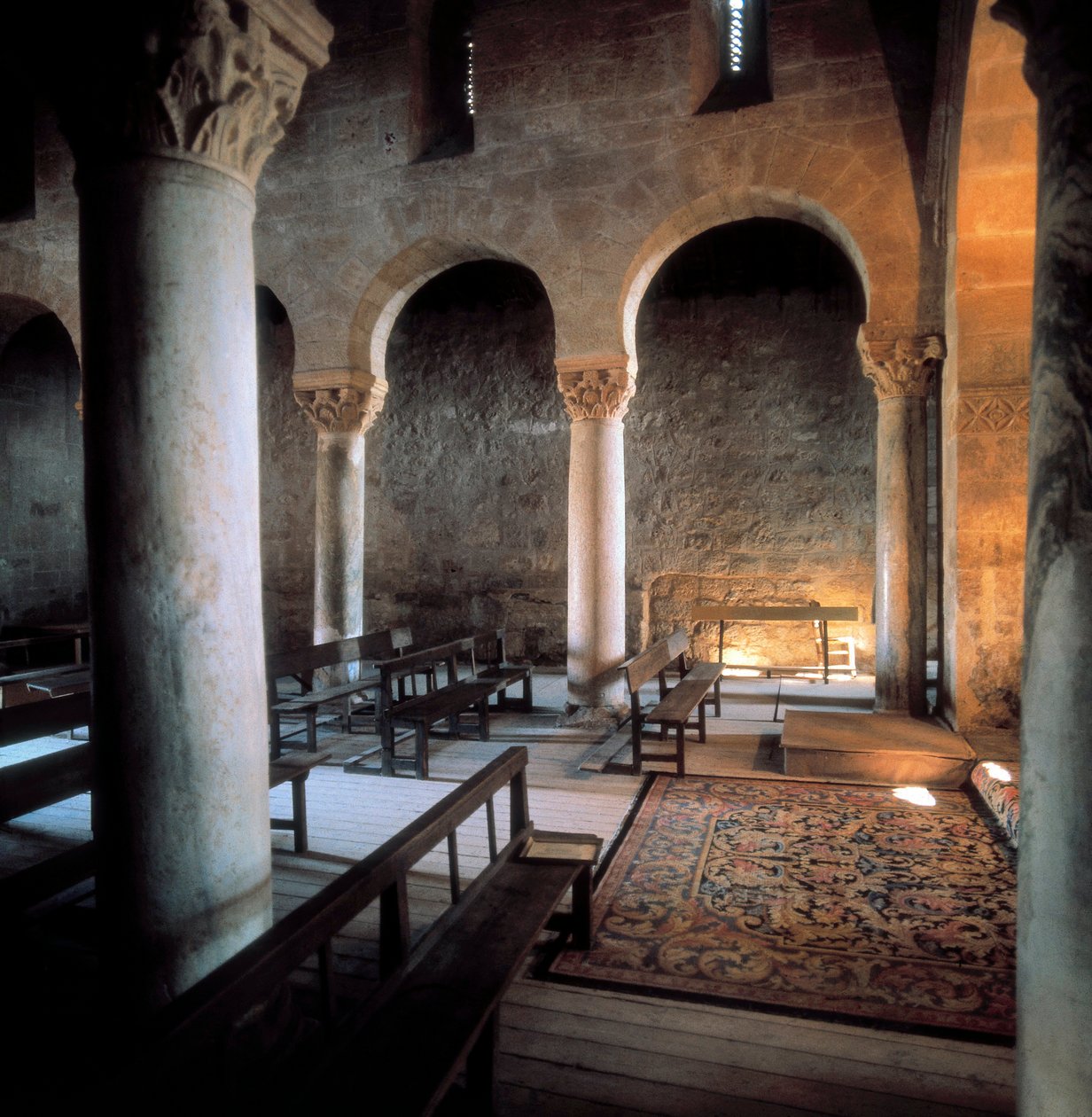 Interiør av basilikaen St. Johannes av Banos, Banos de Cerrato, Spania, 7. århundre (bilde) av Visigothic