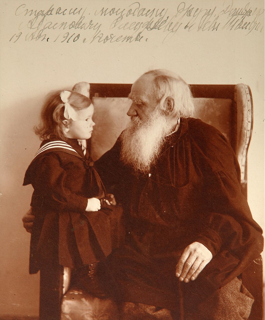 Forfatteren Leon Tolstoy med barnebarnet Tatiana i Yasnaya Polyana, 1910 (bw-bilde) av Vladimir Grigorievich Chertkov