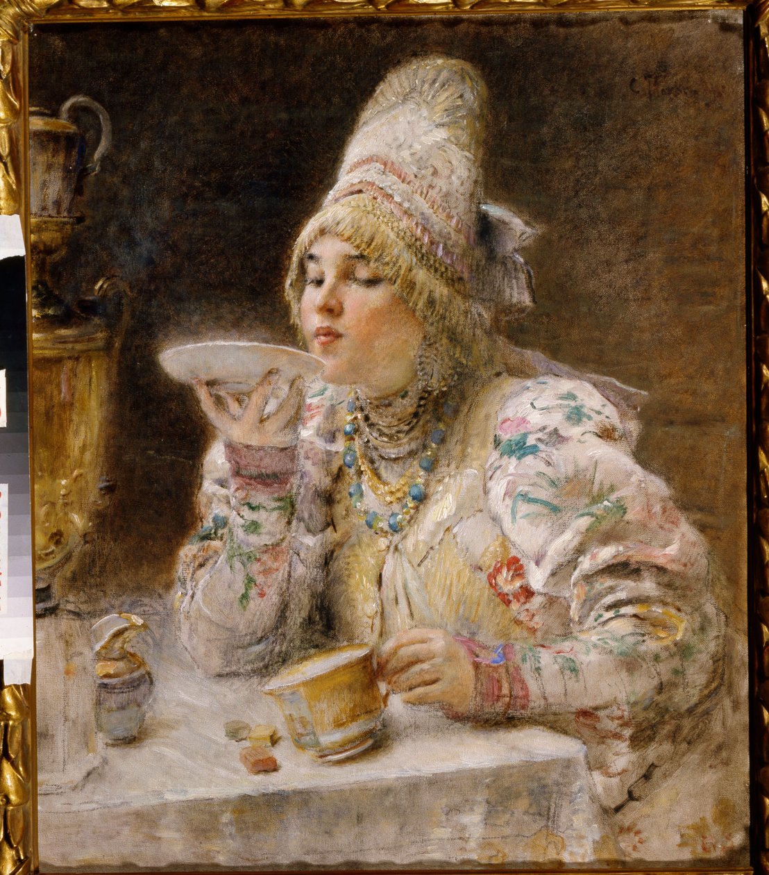 Te-tid. (En Boyar-kvinne (brett, boiar), i tradisjonell kjole og hodeplagg fra hertugdømmet Moskva, sitter i nærheten av en samovar og drikker teen hun har skjenket i koppen. Maleri av Konstantin Yegorovich Makovsky (Constantin Mako av Vladimir Egorovic Makovsky