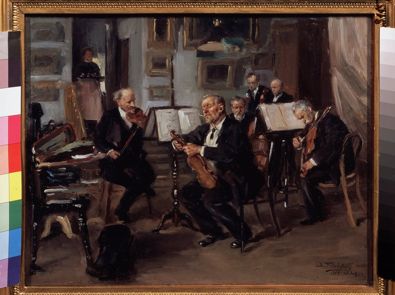 Musikalsk kveld. Musikere forbereder seg på å gi konsert, de stemmer instrumentene sine mellom instrumentkassene og partiturene. Maleri av Vladimir Yegorovich Makovsky Makovsky (Makovsky, Makovskij) (1846-1920), olje s av Vladimir Egorovic Makovsky