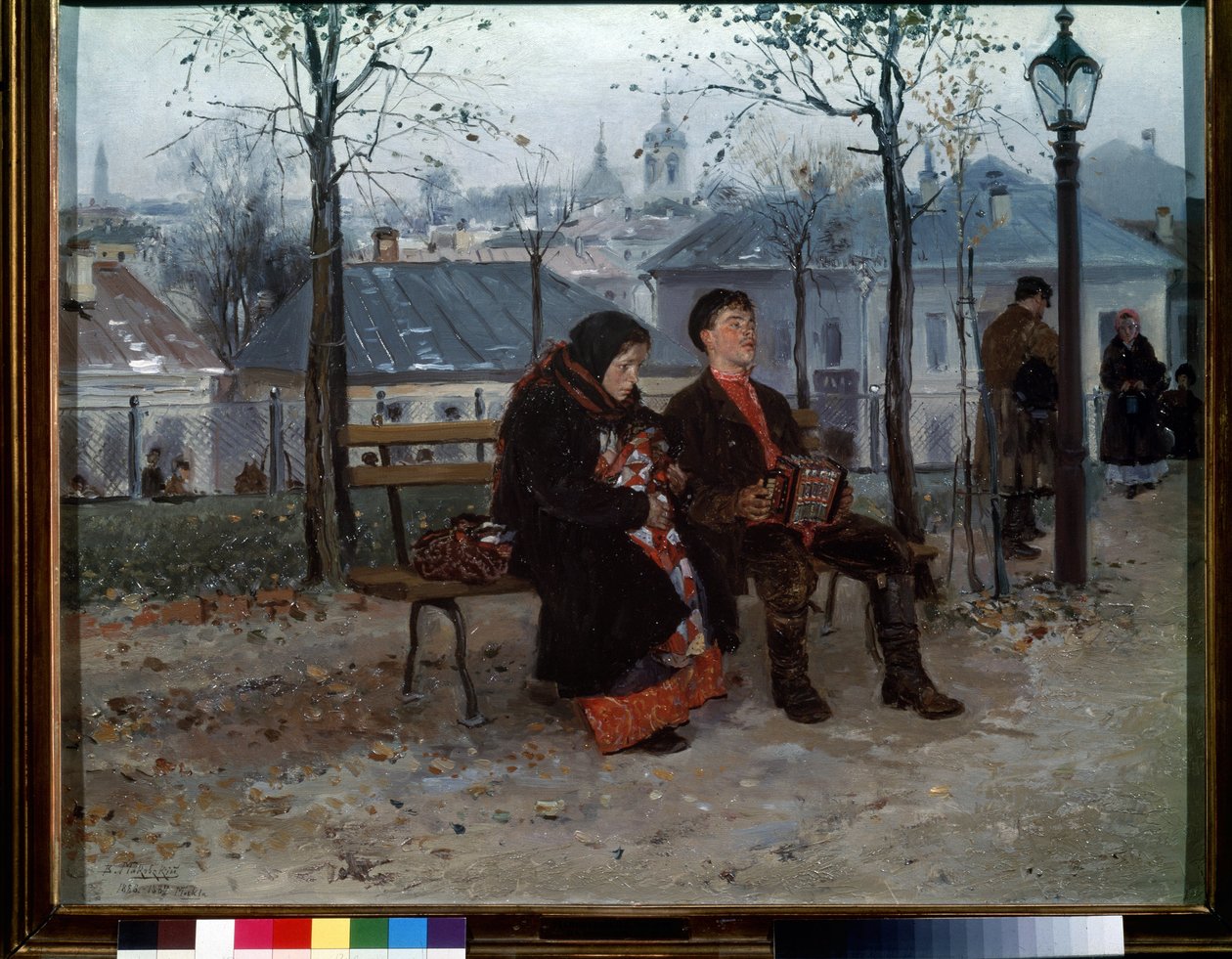 On the Boulevard (On the Boulevard). Gatebilde, om høsten, sitter et ungt par i tradisjonelle antrekk på en benk, kvinnen ammer babyen sin, mannen spiller trekkspill. Inntrykk av fattigdom og melankoli. Maleri av Vladimir Yegorovich av Vladimir Egorovic Makovsky