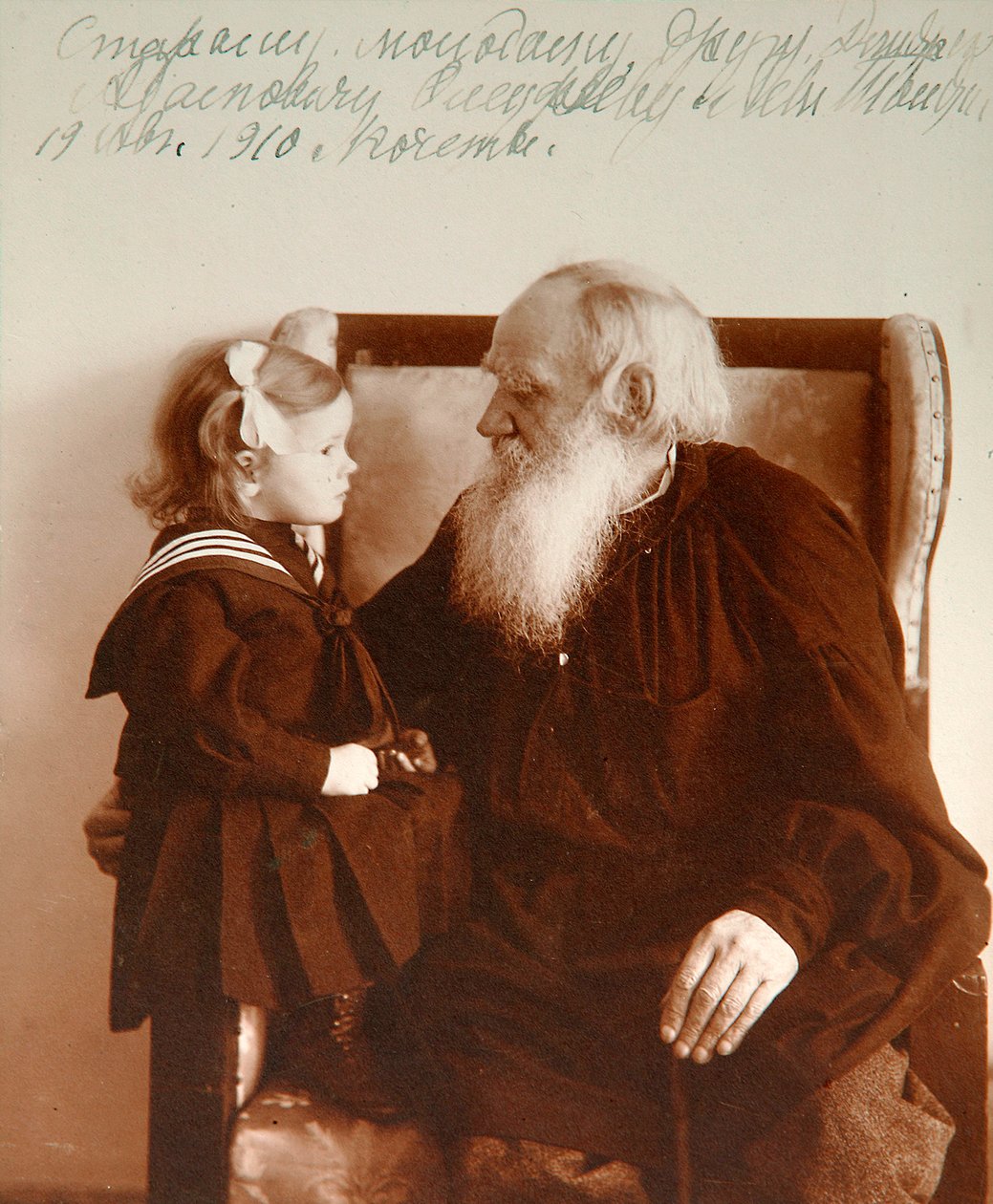 Den russiske forfatteren Leo Tolstoj med barnebarnet Tatiana, Yasnaya Polyana, Russland, c1910. av Vladimir Grigorievich Chertkov