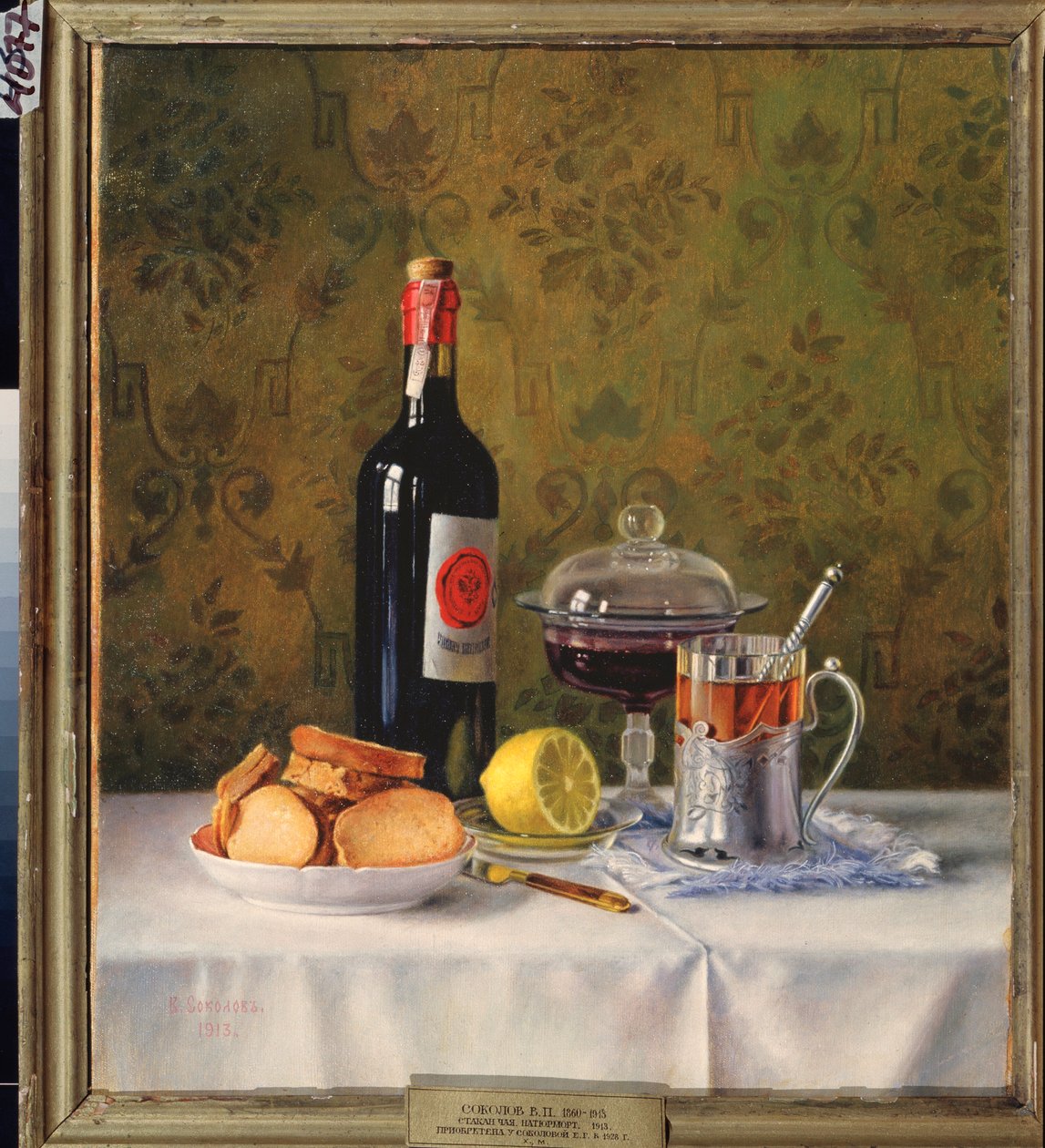 Et glass te. Stilleben. (På en hvit duk, med rusker, en halv sitron, en beholder til syltetøyet og en flaske vin). Maleri av Vladimir Pavlovich Sokolov (1860-1913), olje på lerret av Vladimir Pavlovich Sokolov