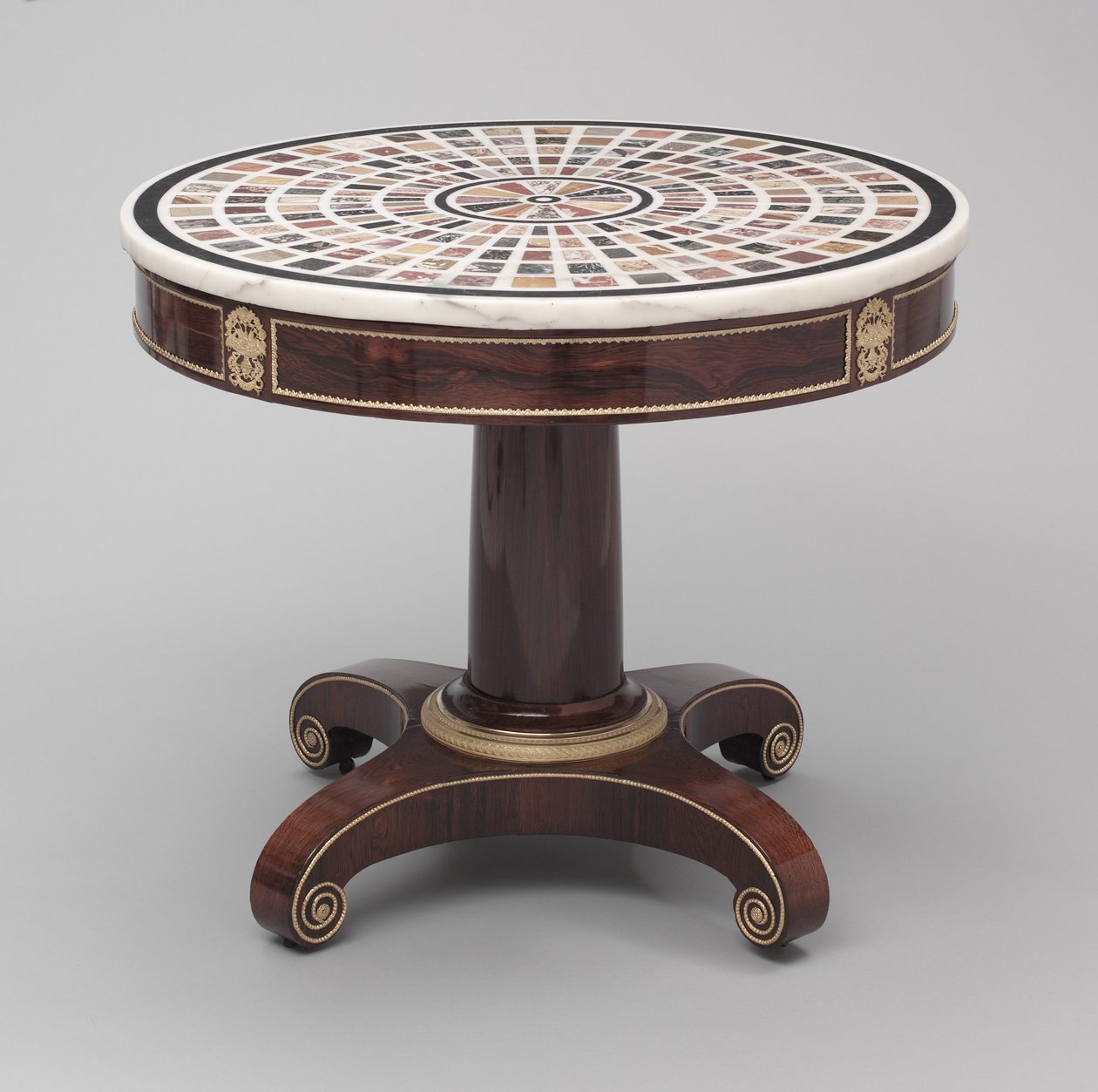 Neo-klassisk bord med marmorplate (palisander med ormolu-fester, messinglister og marmorplate) av Voss Voss