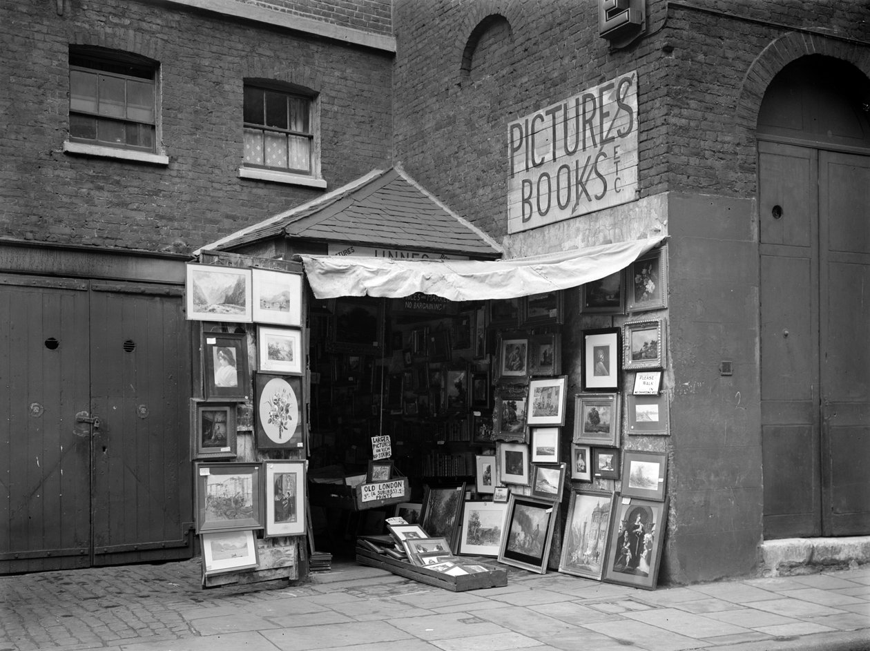 Innrammede bilder vist utenfor en bruktbok- og bildebutikk, London, 1933. av WA Clark
