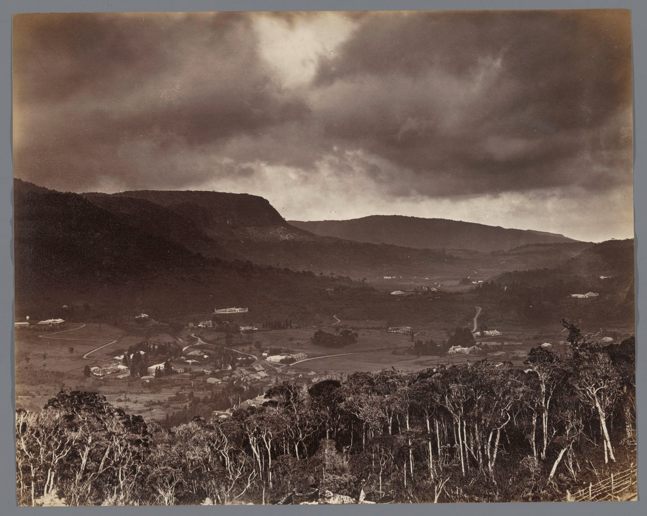 Utsikt over Nuwara Eliya sett fra Oliphant Estate, Ceylon av W.L.H. Skeen and Co.