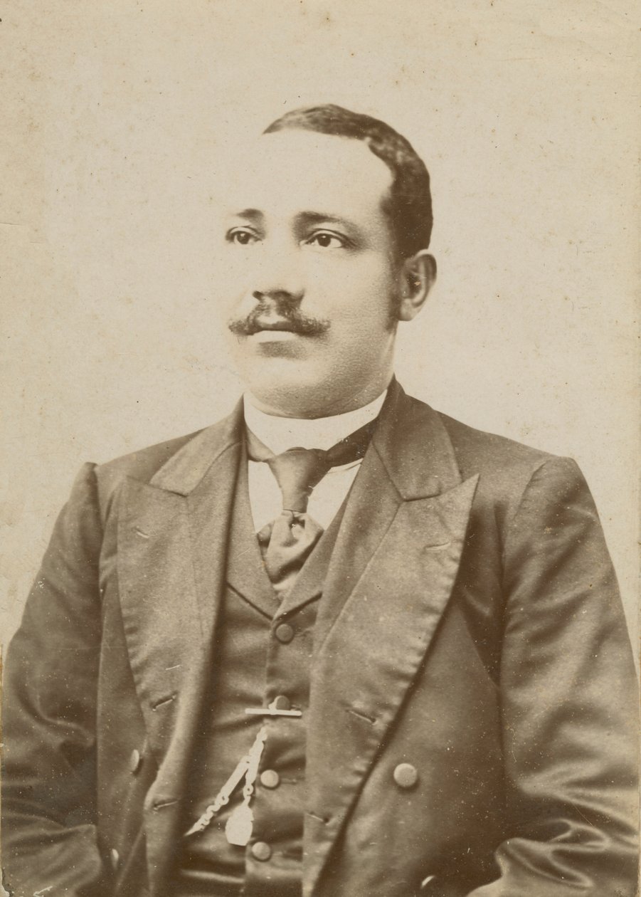 Fotografi av en mann iført mørk dress med lommeur i vesten, 1886-1900. av W. M. Hubbard