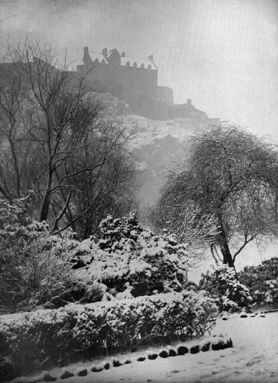 Edinburgh Castle i snøen, fra Princes Street Gardens, Skottland, 1924-1926. av W. Reid