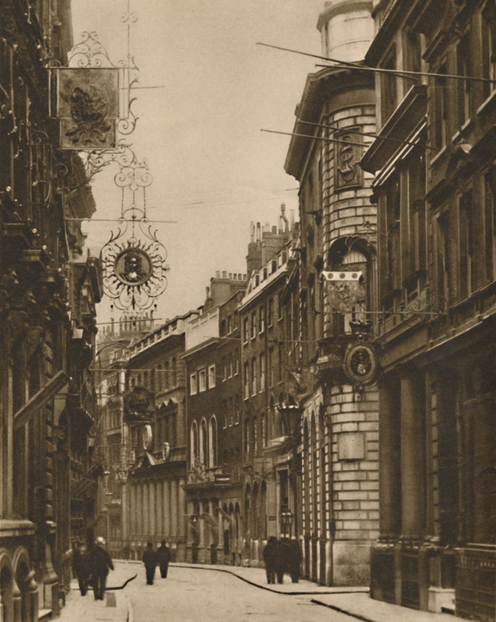 De gamle skiltene har kommet tilbake til Lombard Street, c1935. av W. Whiffin