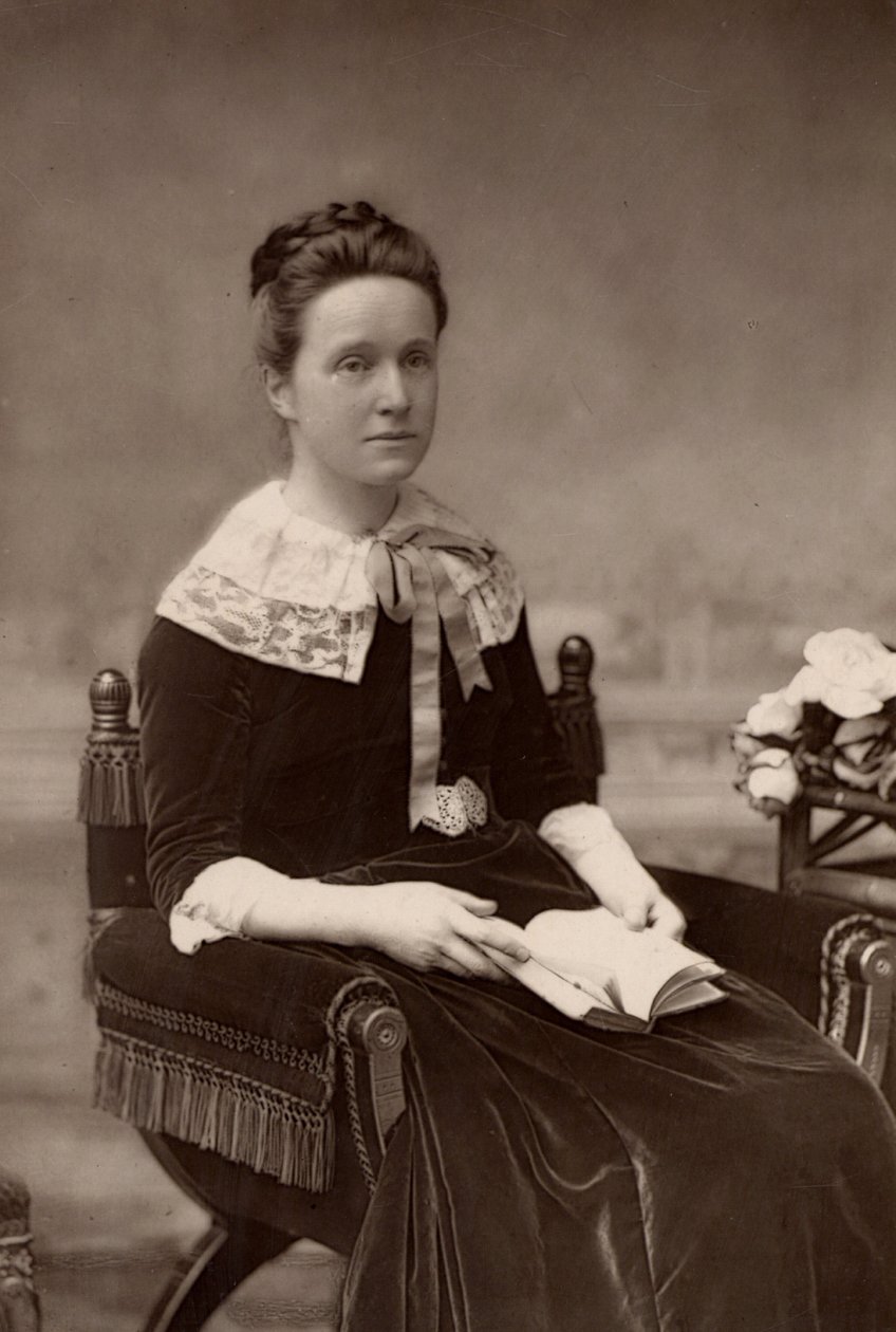 ""Millicent Fawcett (født Garrett - 1947-1929) engelsk feminist, i 50 år leder av bevegelsen for kvinners stemmerett. Søster til pioneren kvinnelegen Elizabeth Garrett Anderson; kone til Henry Fawcett, den blinde radikale politikeren (woodburytyp av W. and D. (after) Downey