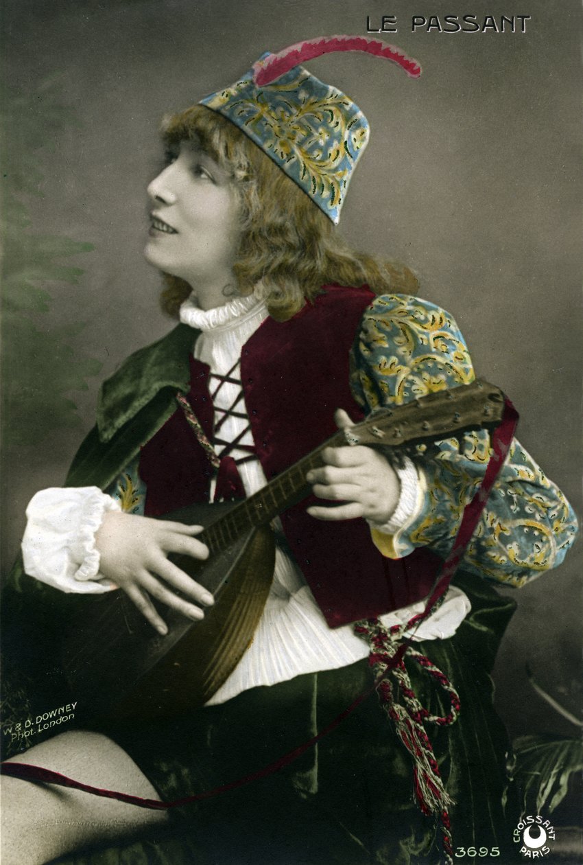 Henriette Rosine Bernard aka Sarah Bernhardt (1844-1923), i rollen som trubaduren Zanetto, spiller lutt i François Coppées skuespill «Le passer». (bilde) av W. and D. Downey
