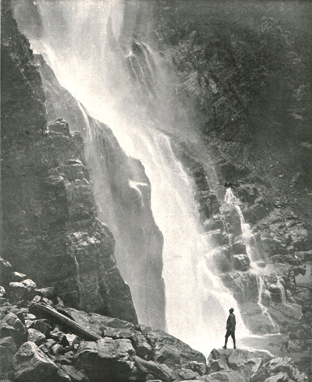 En foss i bakkedistriktet, Dehra Dun, India, 1895. av W and S Ltd