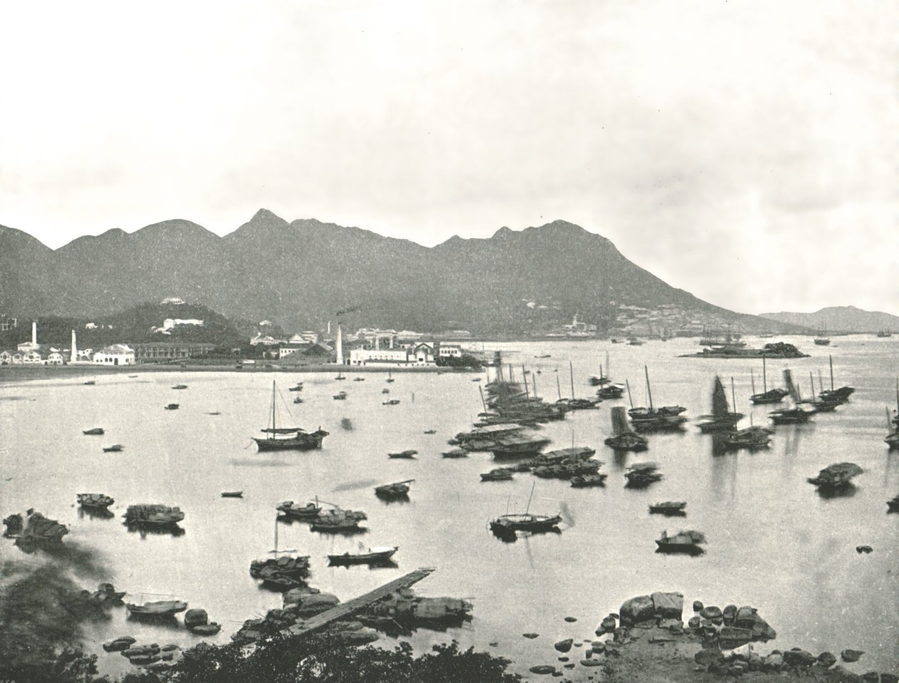 East Point som viser Victoria Hills, Hong Kong, 1895. av W and S Ltd