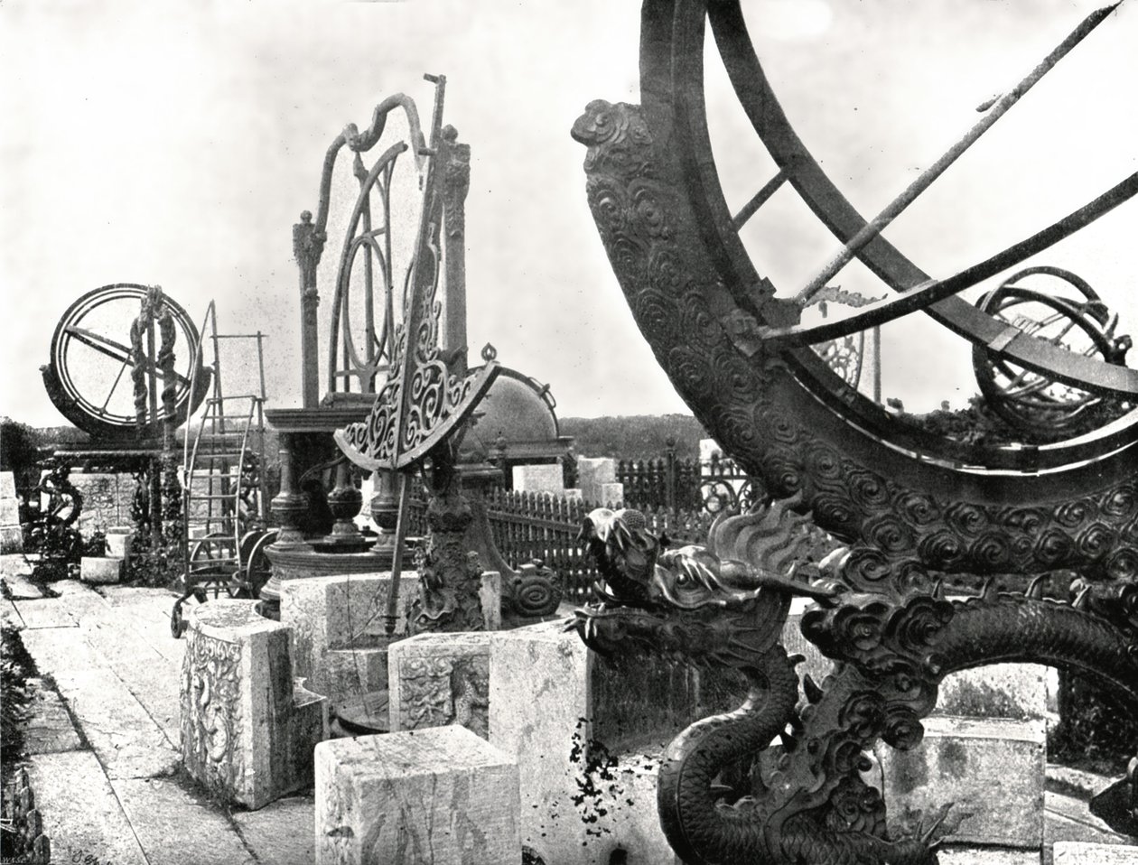 Noen instrumenter på toppen av observatoriet, Pekin, Kina, 1895. av W and S Ltd