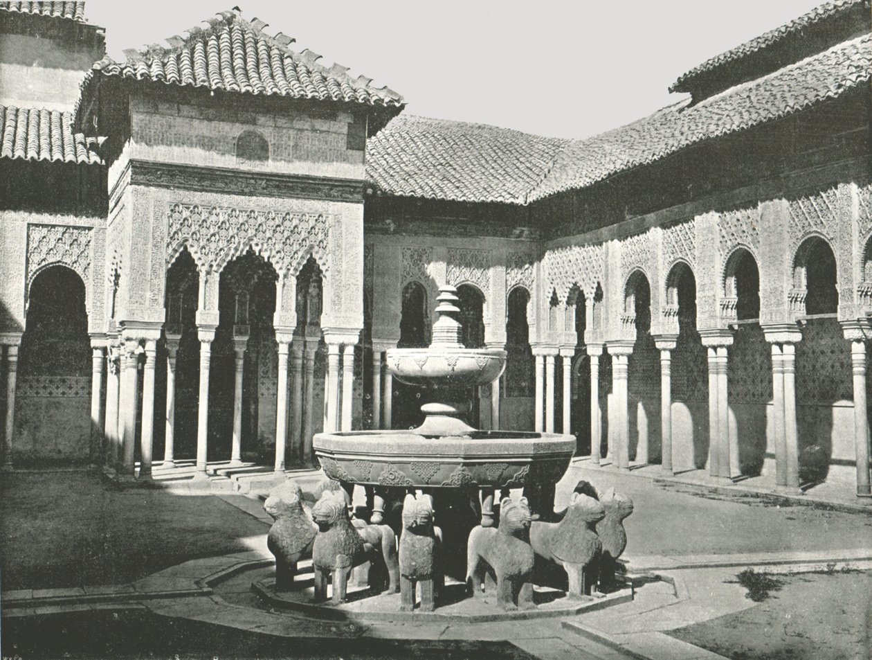 The Court of the Lions, Alhambra, Granada, Spania, 1895. av W and S Ltd