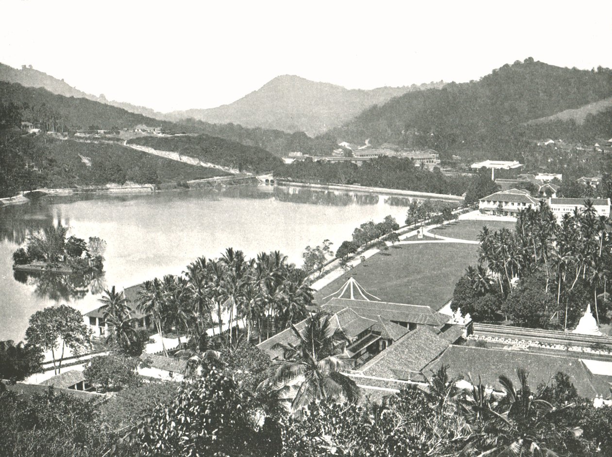 Utsikt fra Lady Hortons Walk, Kandy, Ceylon, 1895. av W and S Ltd