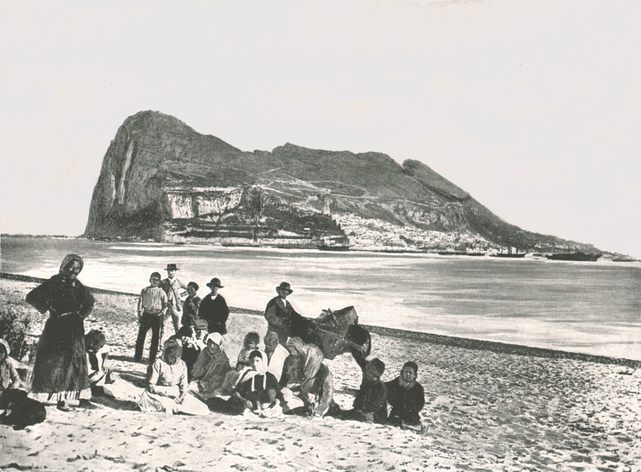 Utsikt over klippen fra havet, Gibraltar, 1895. av W and S Ltd